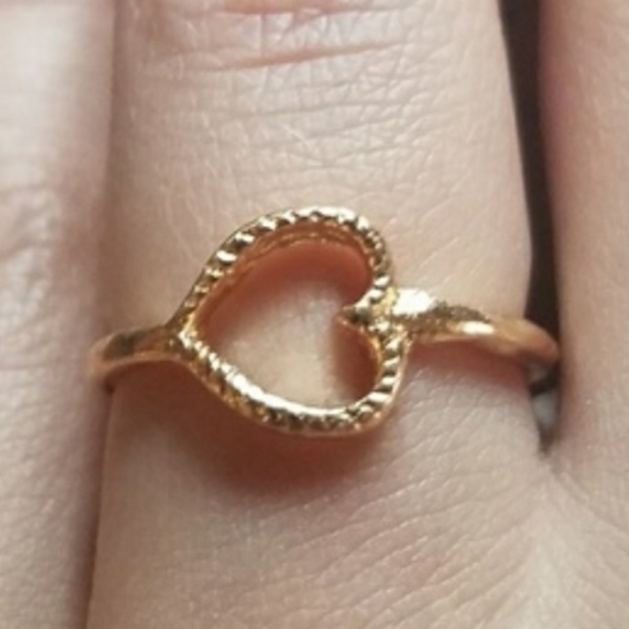 NWOT Beautiful Gold Heart Ring size 5.75 - Picture 7 of 11